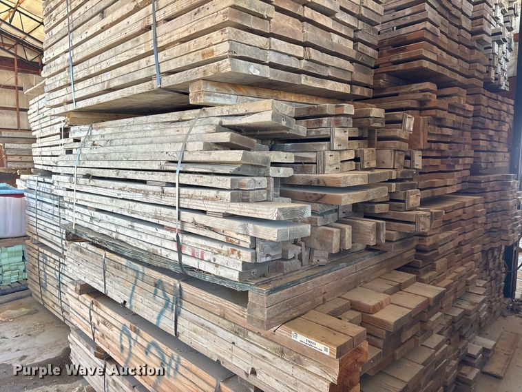 image for item EN0519 Approximately 1,900 pieces of lumber