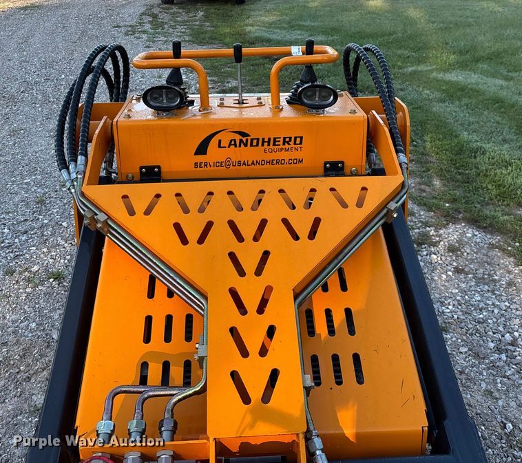 image for item EN5648 Landberd Equipment compact utility loader