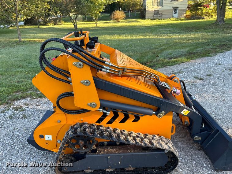 image for item EN5648 Landberd Equipment compact utility loader