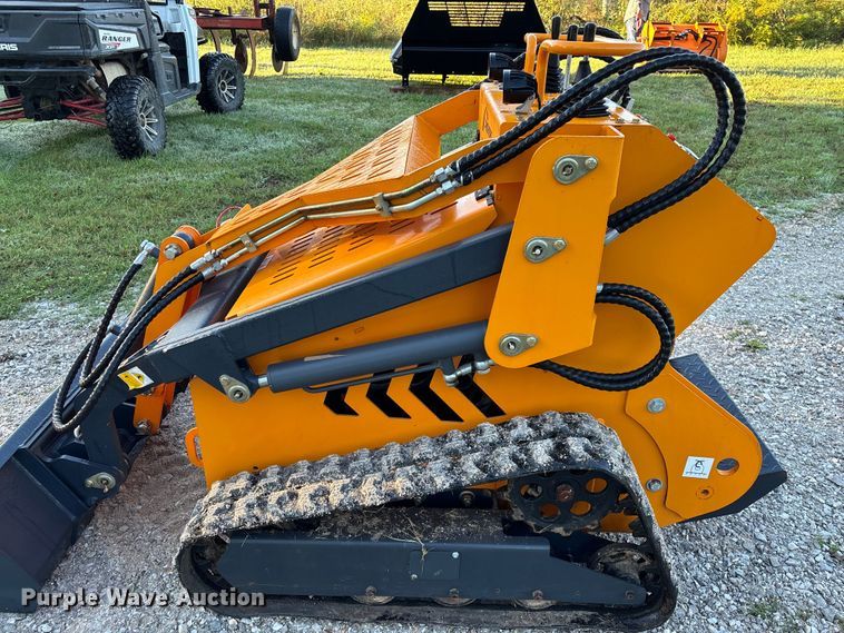 image for item EN5648 Landberd Equipment compact utility loader