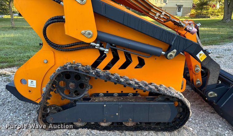 image for item EN5648 Landberd Equipment compact utility loader