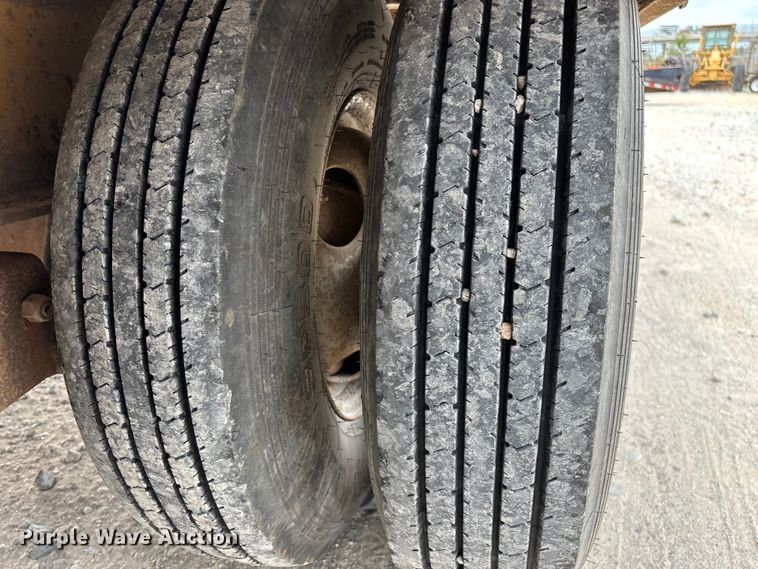 image for item EN5687 2004 Belshe equipment trailer