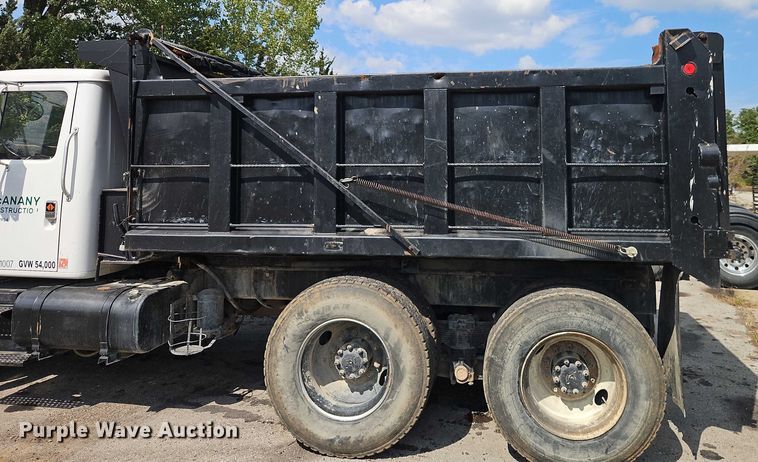 image for item EO4704 1991 International F4900 dump truck