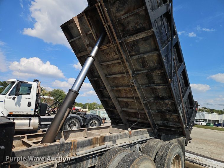 image for item EO4704 1991 International F4900 dump truck