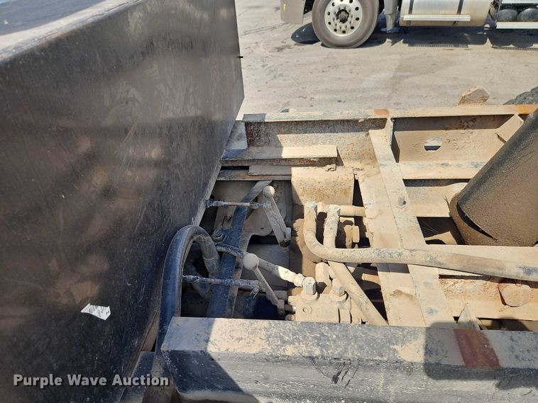 image for item EO4704 1991 International F4900 dump truck