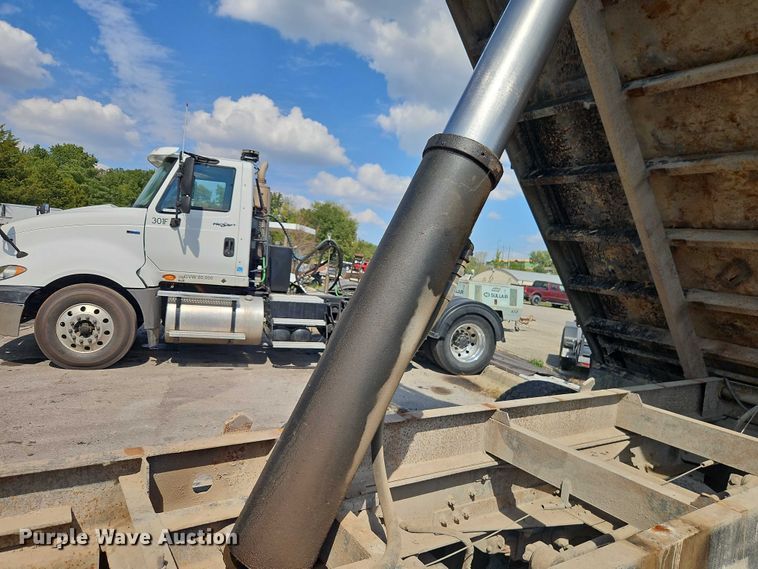 image for item EO4704 1991 International F4900 dump truck