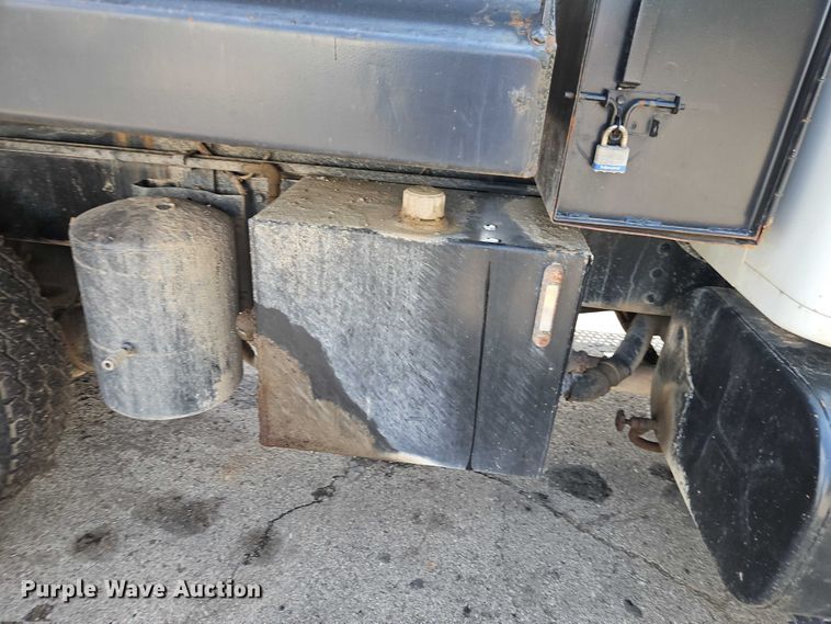 image for item EO4704 1991 International F4900 dump truck