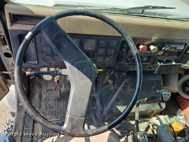 image for item EO4704 1991 International F4900 dump truck