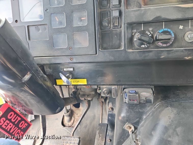 image for item EO4704 1991 International F4900 dump truck