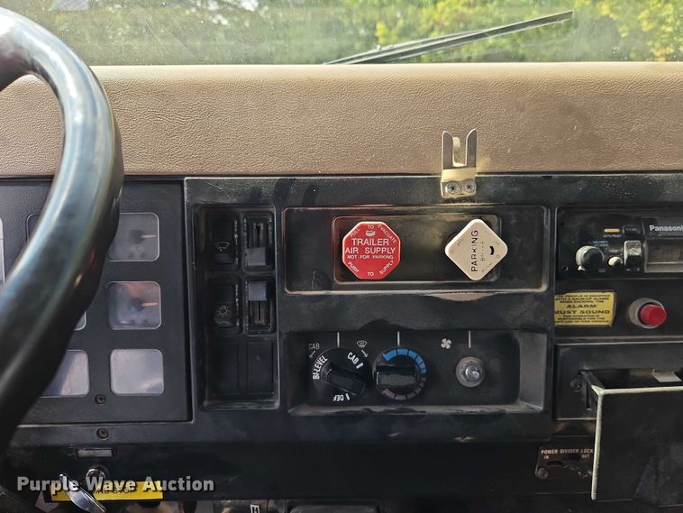 image for item EO4704 1991 International F4900 dump truck