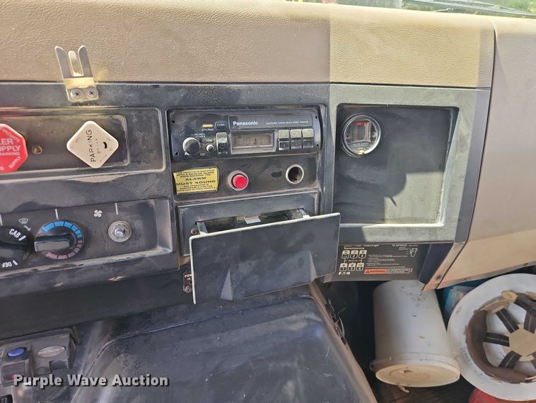 image for item EO4704 1991 International F4900 dump truck