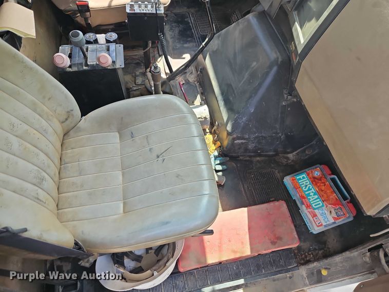 image for item EO4704 1991 International F4900 dump truck