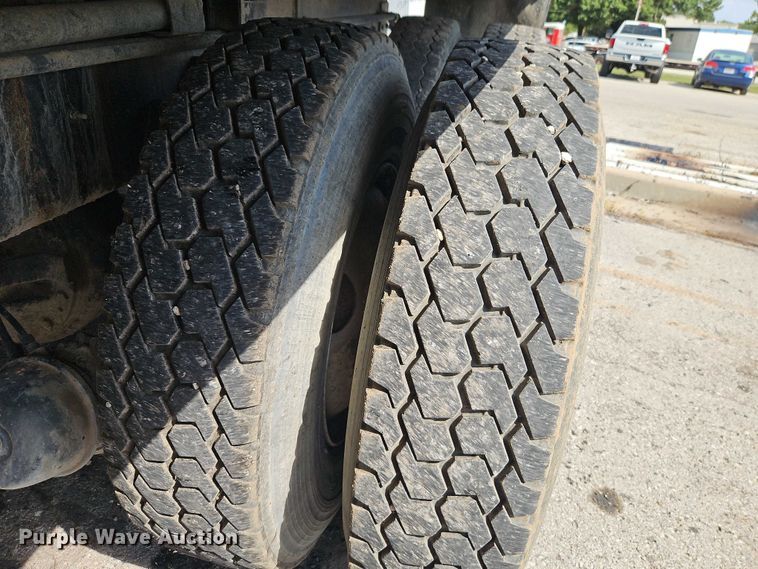 image for item EO4704 1991 International F4900 dump truck