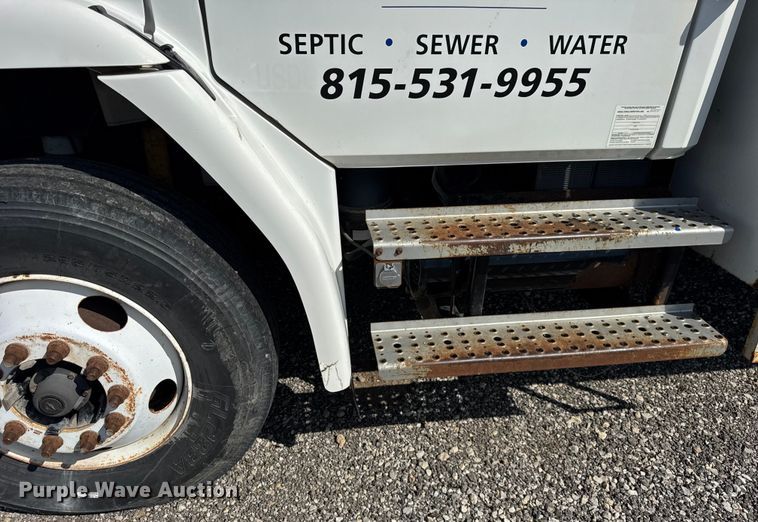 image for item ER0100 2001 Freightliner FL70 utility / service truck