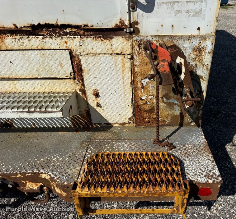 image for item ER0100 2001 Freightliner FL70 utility / service truck