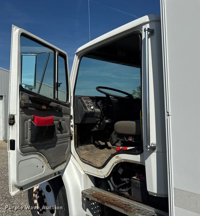 image for item ER0100 2001 Freightliner FL70 utility / service truck