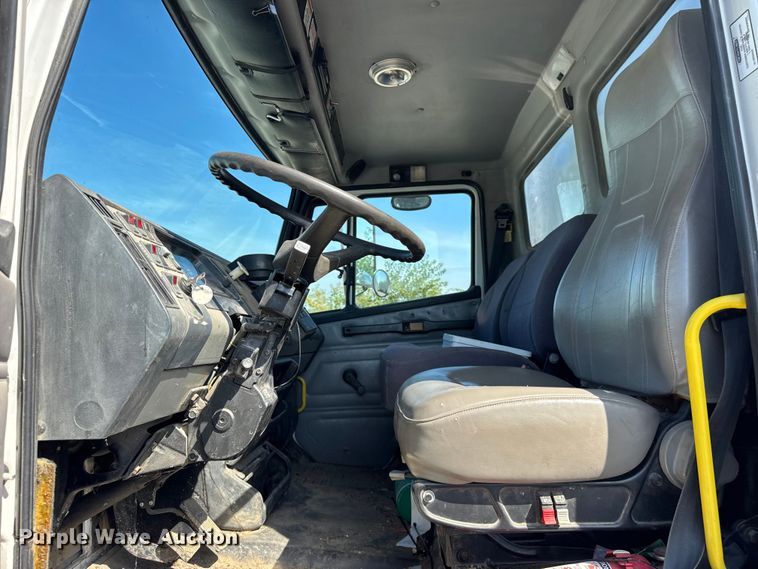 image for item ER0100 2001 Freightliner FL70 utility / service truck