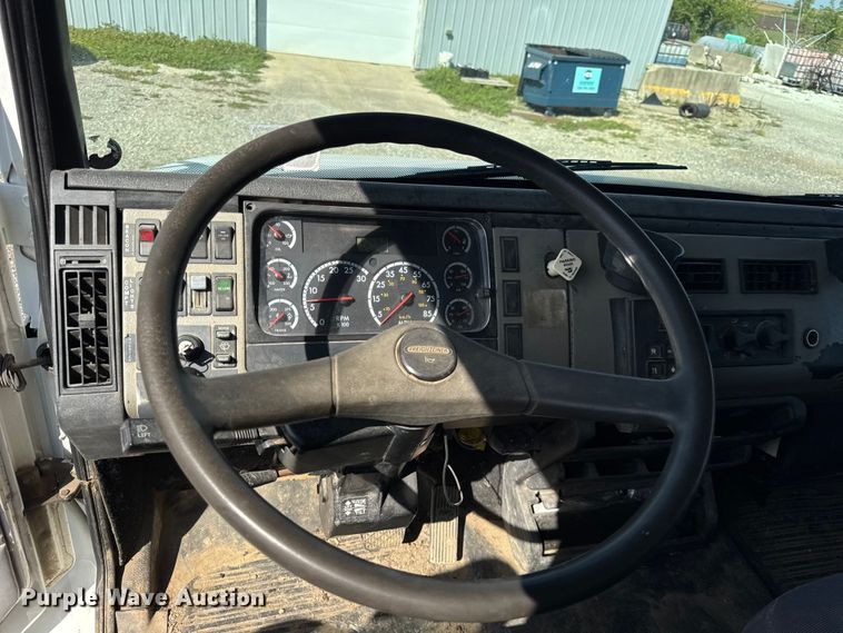 image for item ER0100 2001 Freightliner FL70 utility / service truck