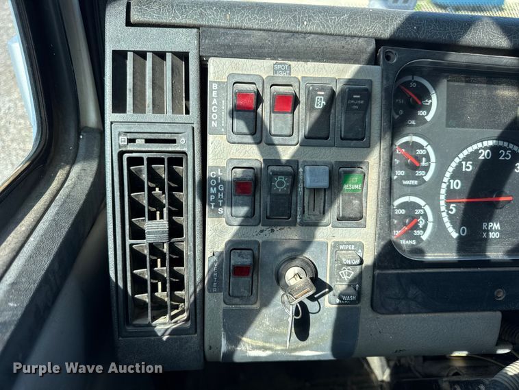 image for item ER0100 2001 Freightliner FL70 utility / service truck