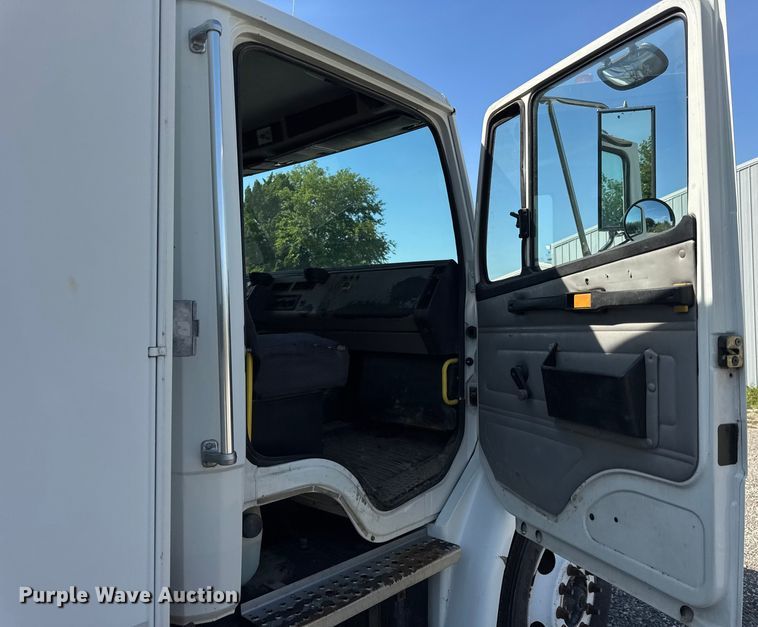 image for item ER0100 2001 Freightliner FL70 utility / service truck