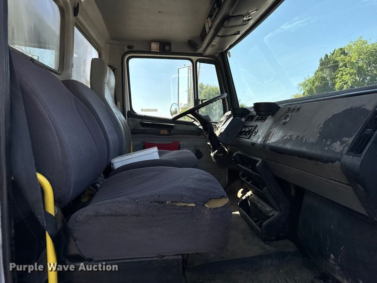 image for item ER0100 2001 Freightliner FL70 utility / service truck