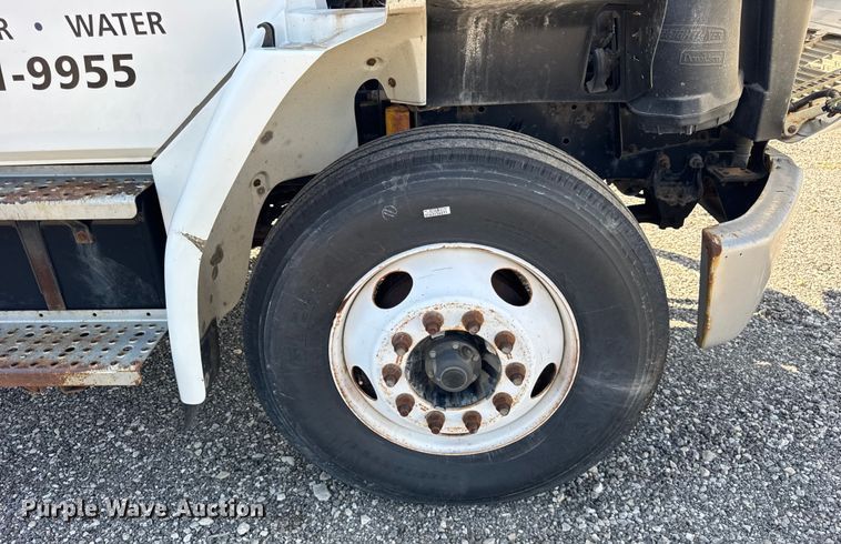 image for item ER0100 2001 Freightliner FL70 utility / service truck