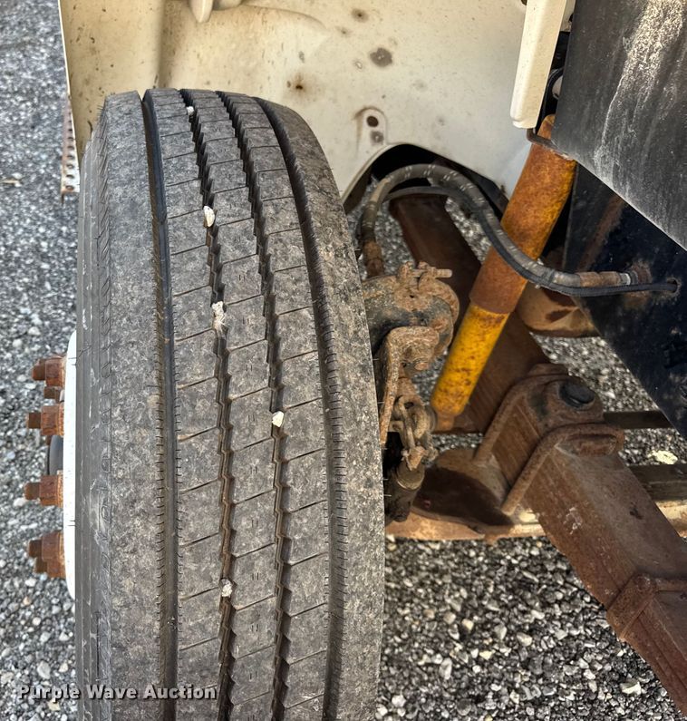 image for item ER0100 2001 Freightliner FL70 utility / service truck