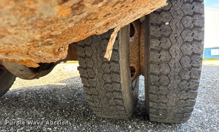 image for item ER0100 2001 Freightliner FL70 utility / service truck