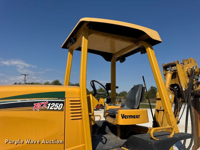 image for item ER0162 2013 Vermeer RTX1250 vibratory cable plow