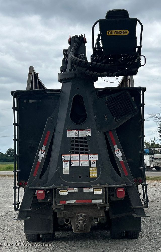 image for item ET3084 2006 Peterbilt 357 grapple crane truck