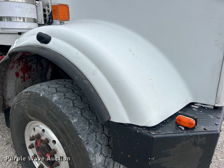 image for item ET3084 2006 Peterbilt 357 grapple crane truck