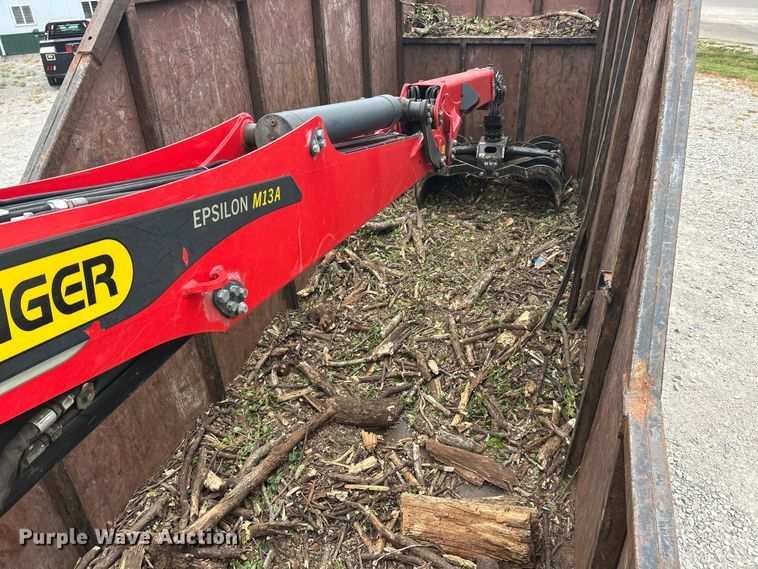 image for item ET3084 2006 Peterbilt 357 grapple crane truck