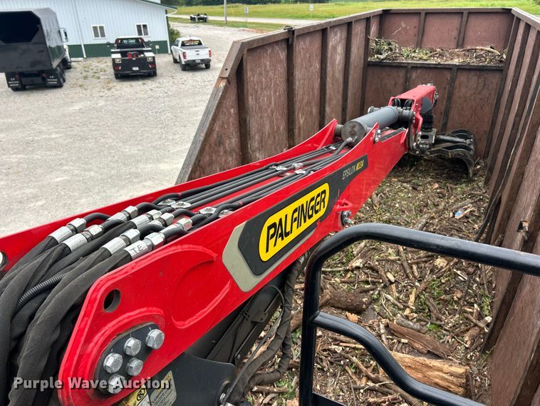 image for item ET3084 2006 Peterbilt 357 grapple crane truck