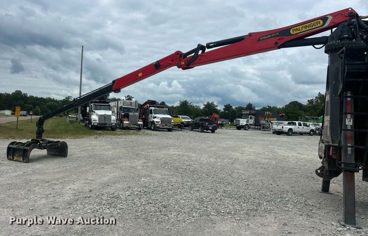 image for item ET3084 2006 Peterbilt 357 grapple crane truck