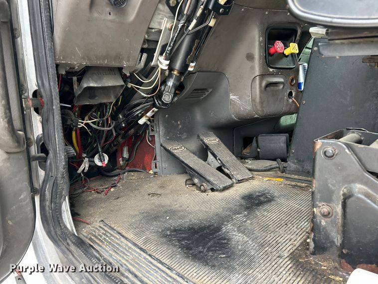 image for item ET3084 2006 Peterbilt 357 grapple crane truck