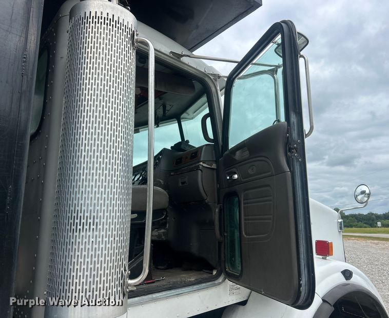image for item ET3084 2006 Peterbilt 357 grapple crane truck
