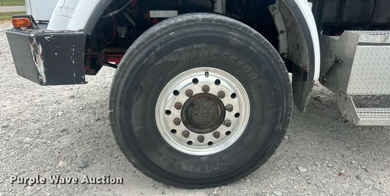 image for item ET3084 2006 Peterbilt 357 grapple crane truck