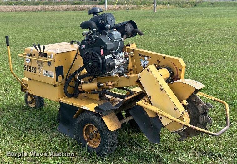 image for item ET3240 2001 Vermeer SC252 stump grinder with trailer