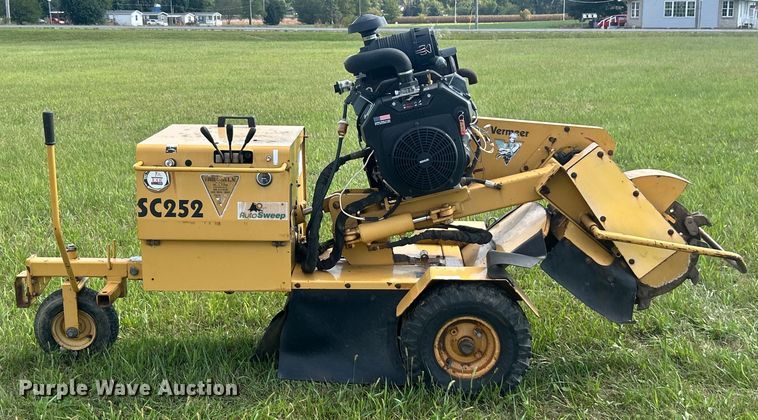 image for item ET3240 2001 Vermeer SC252 stump grinder with trailer