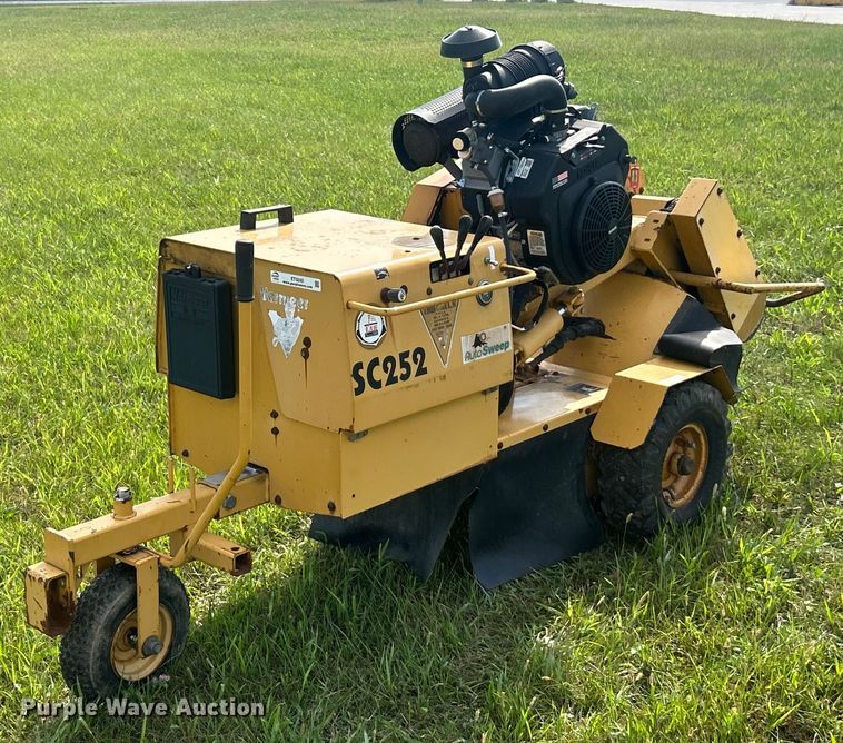 image for item ET3240 2001 Vermeer SC252 stump grinder with trailer