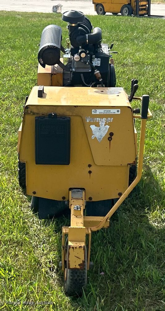 image for item ET3240 2001 Vermeer SC252 stump grinder with trailer