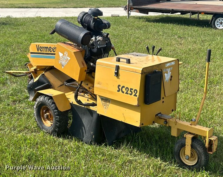 image for item ET3240 2001 Vermeer SC252 stump grinder with trailer