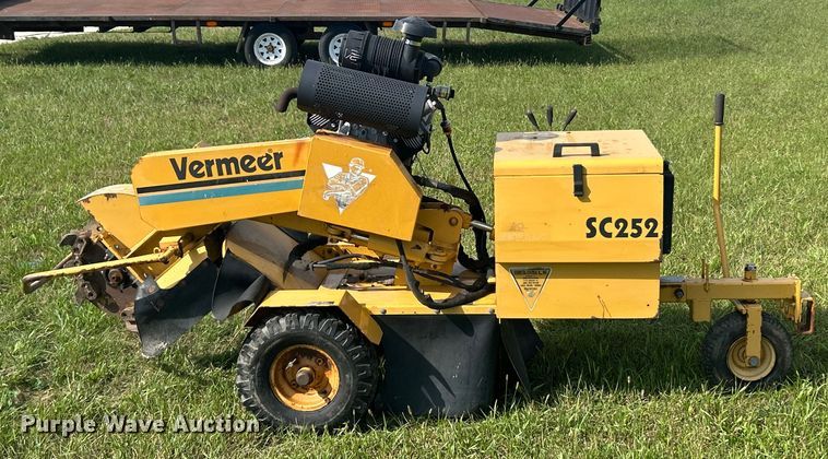 image for item ET3240 2001 Vermeer SC252 stump grinder with trailer