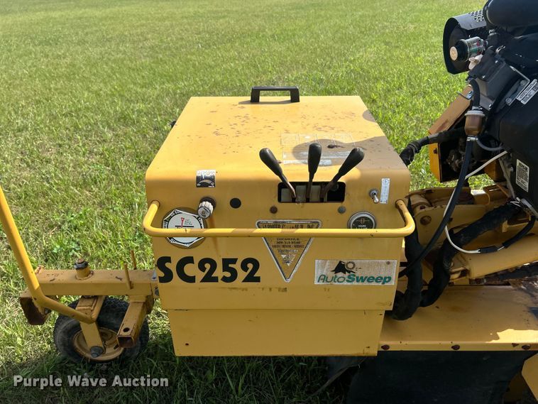 image for item ET3240 2001 Vermeer SC252 stump grinder with trailer