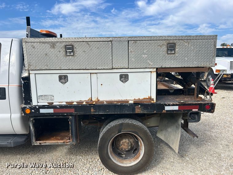 image for item ET3259 2012 Ford F550 Super Duty XL flatbed truck