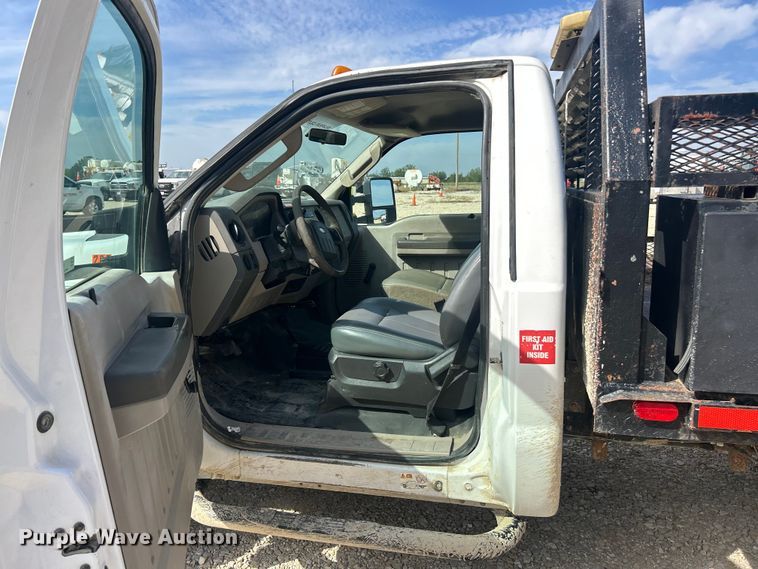 image for item ET3261 2009 Ford F550 Super Duty XL flatbed truck