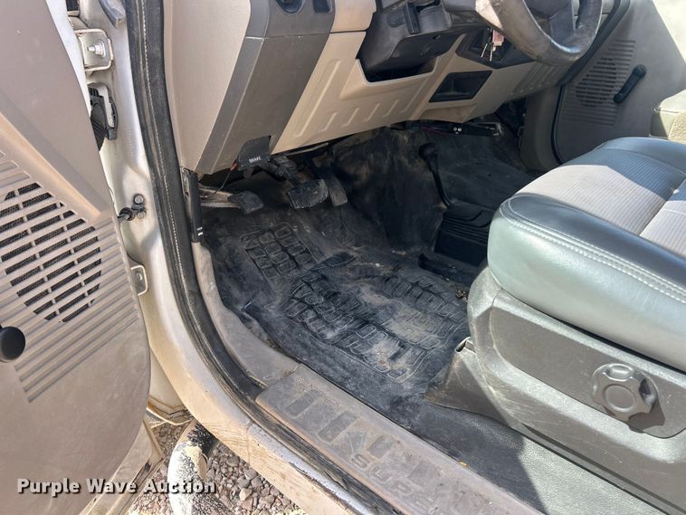 image for item ET3261 2009 Ford F550 Super Duty XL flatbed truck