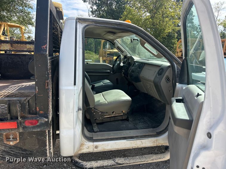image for item ET3261 2009 Ford F550 Super Duty XL flatbed truck