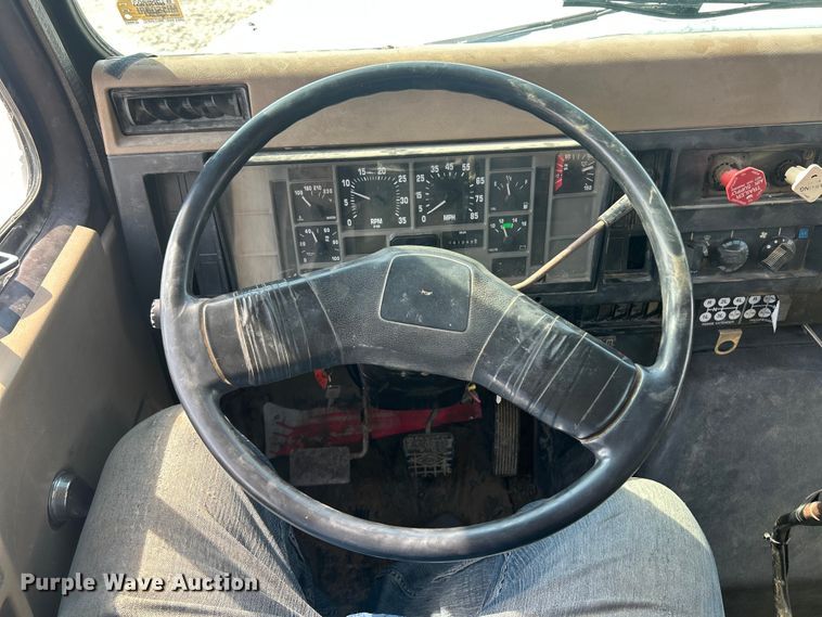 image for item ET3264 1990 International 4900 dump truck