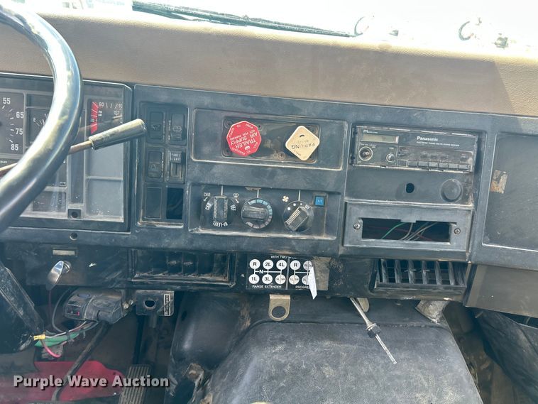 image for item ET3264 1990 International 4900 dump truck